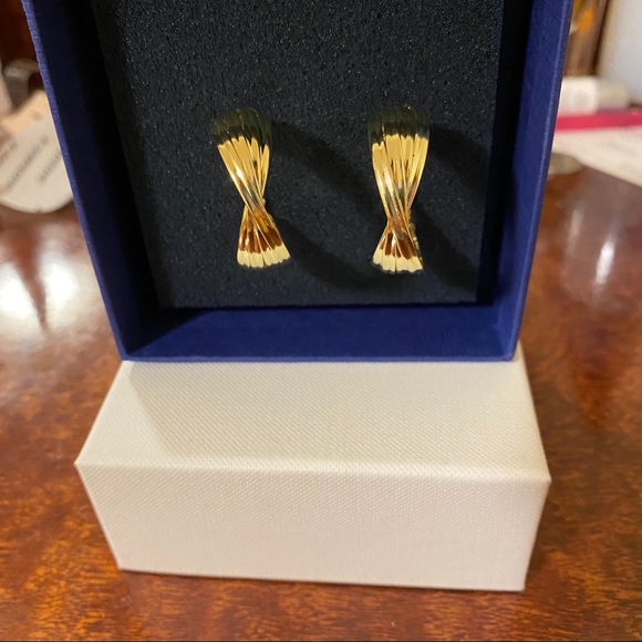 Set of Two Gold Hoop Earrings ( One Small, One Medium) - Picture 4 of 16